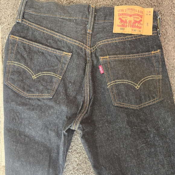HOST PICK! ๐๐LEVIS NWT DARK 501 W30/L32 - Picture 4 of 6